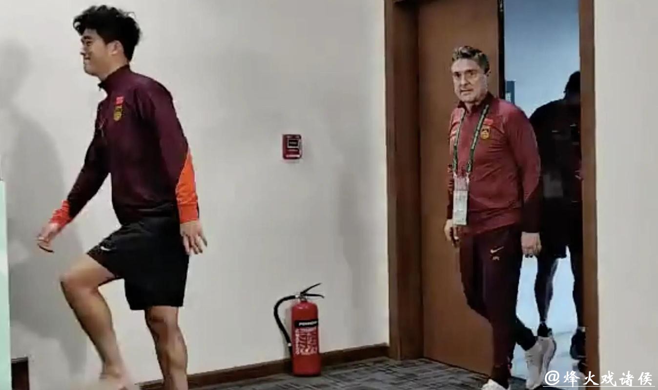 现场记者集体鼓掌！53岁安东尼奥站桌上怒吼：5战封神 玩弄越南队