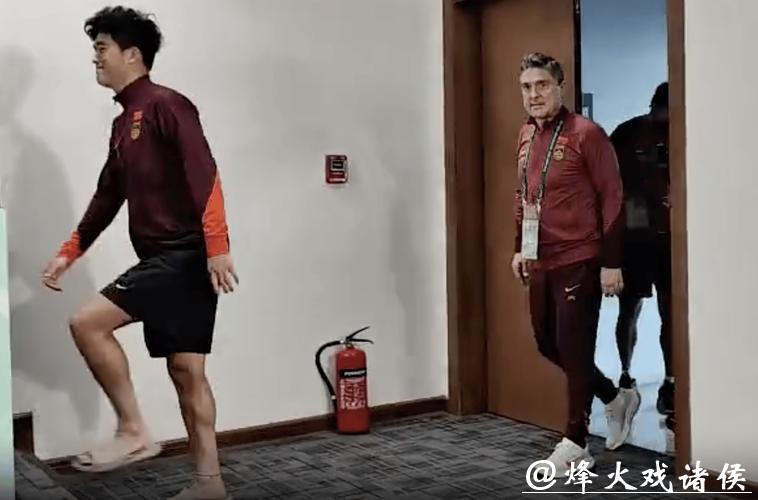 现场记者集体鼓掌！53岁安东尼奥站桌上怒吼：5战封神 玩弄越南队